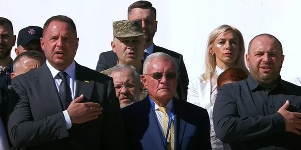 Кіт Келлог бере участь в урочистостях на Софійській площі з нагоди Дня Незалежності України.  / © скрін з відео