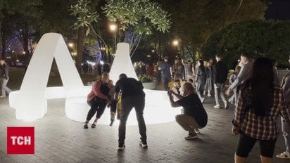 Незламний Харків святкує День міста: під зоряним небом, співаючи гімн України!