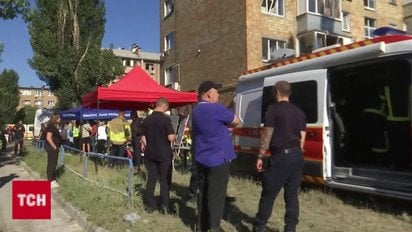 Жінка шукає доньку з онучкою, а чоловік - дружину! Рідні біля руїн у Києві сподіваються на диво!