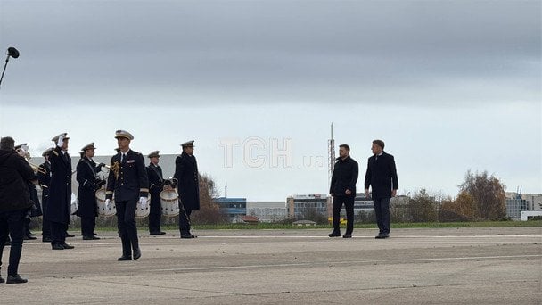 Володимир Зеленський та Еммануель Макрон під час зустрічі у Франції 17 листопада / © ТСН