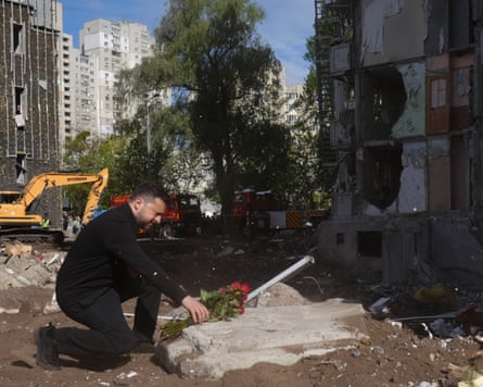 Volodymyr Zelenskyy pays tribute to the victims of the missile that hit the apartment block in Kyiv.