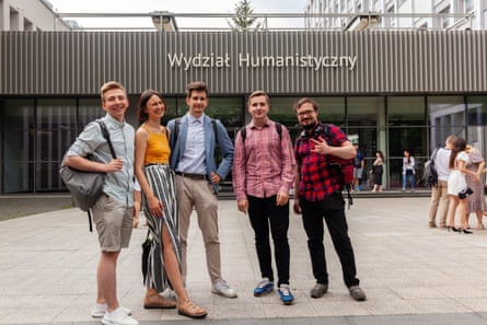A group of young people outside a building with a sign reading ‘wydział humanistyczny’ (faculty of humanities)/